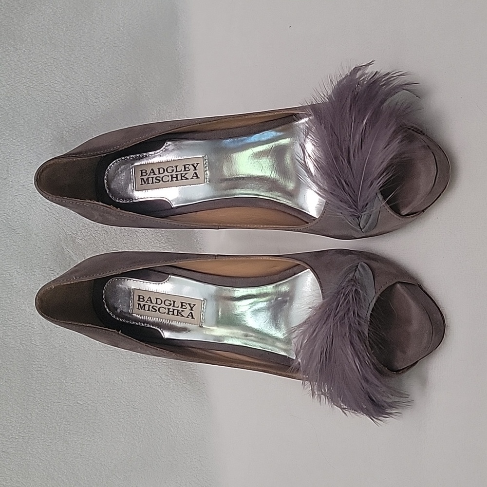 Badgley Mischka Taupe Open Toe Heels With Feathers Size 6 1/2